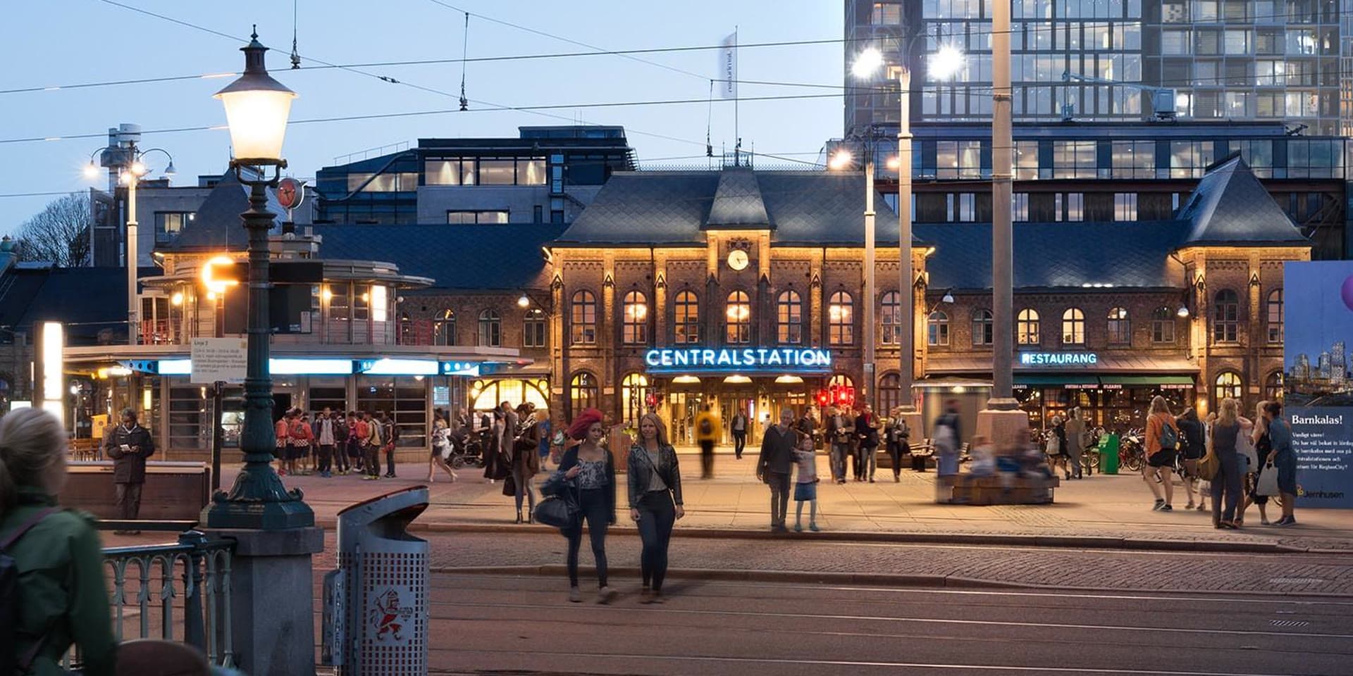 Centrum, Göteborg — Drottningtorget med spårvagnar och Centralstationen i centrala Göteborg. Hitta privatägda veterinärer och djurkliniker i Centrum.