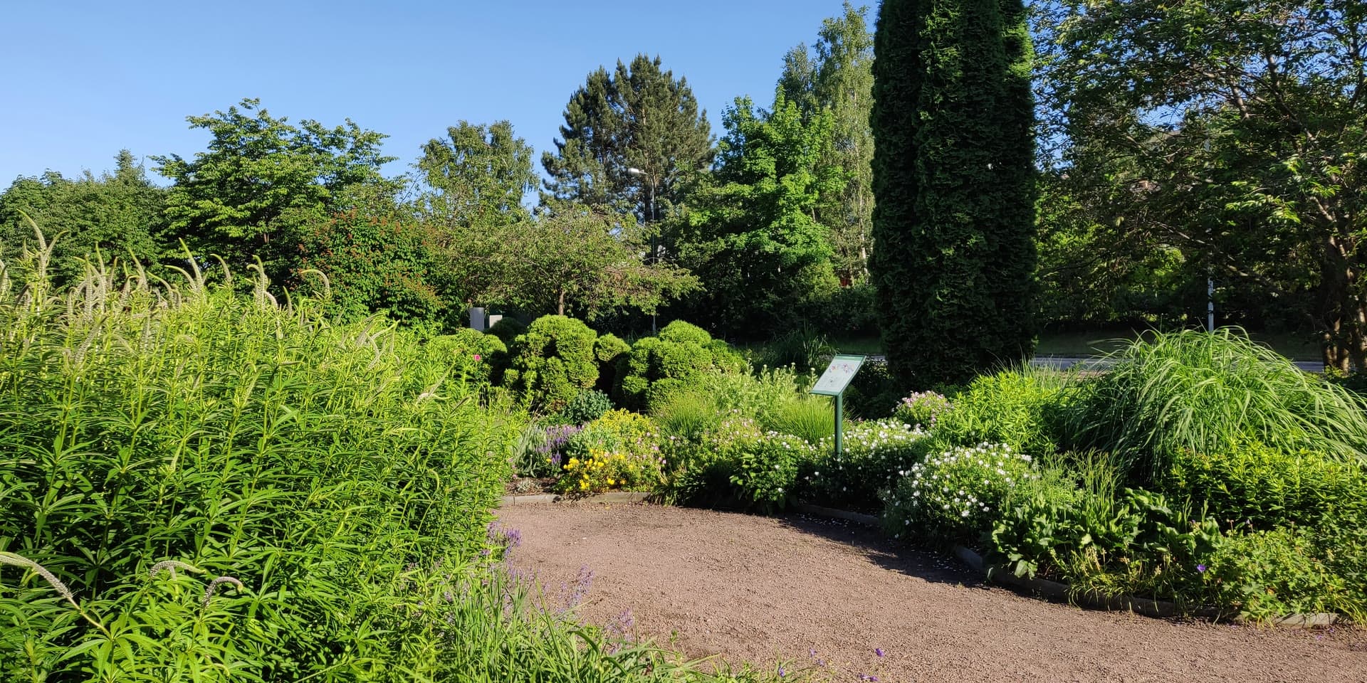 Norra Hisingen, Göteborg — frodig parkpromenad och prunkande sommarrabatter i Backa. Hitta privatägda veterinärer och djurkliniker i Norra Hisingen.
