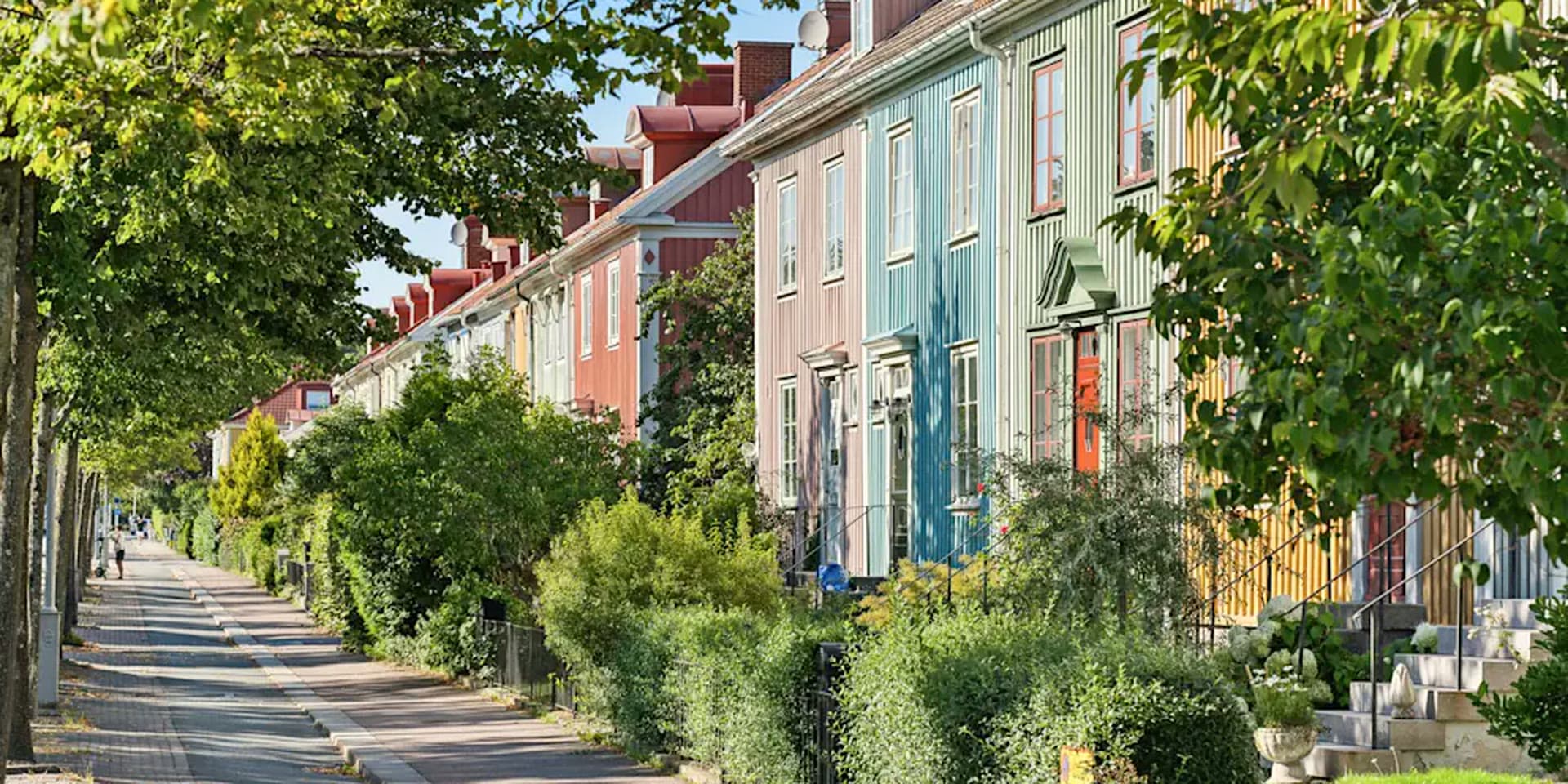 Östra Göteborg, Göteborg — färgglada trähus längs en lugn gata i Gamlestaden. Hitta privatägda veterinärer och djurkliniker i Östra Göteborg.