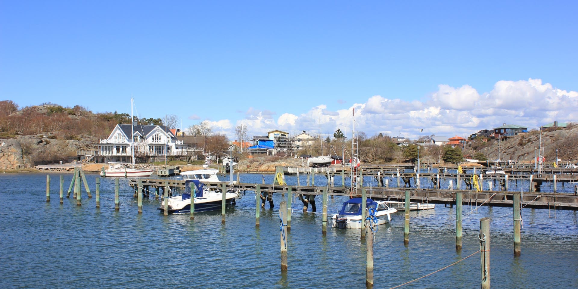 Västra Göteborg, Göteborg — Saltholmens småbåtshamn med segelbåtar, brygga och vita träbyggnader. Hitta privatägda veterinärer och djurkliniker i Västra Göteborg.