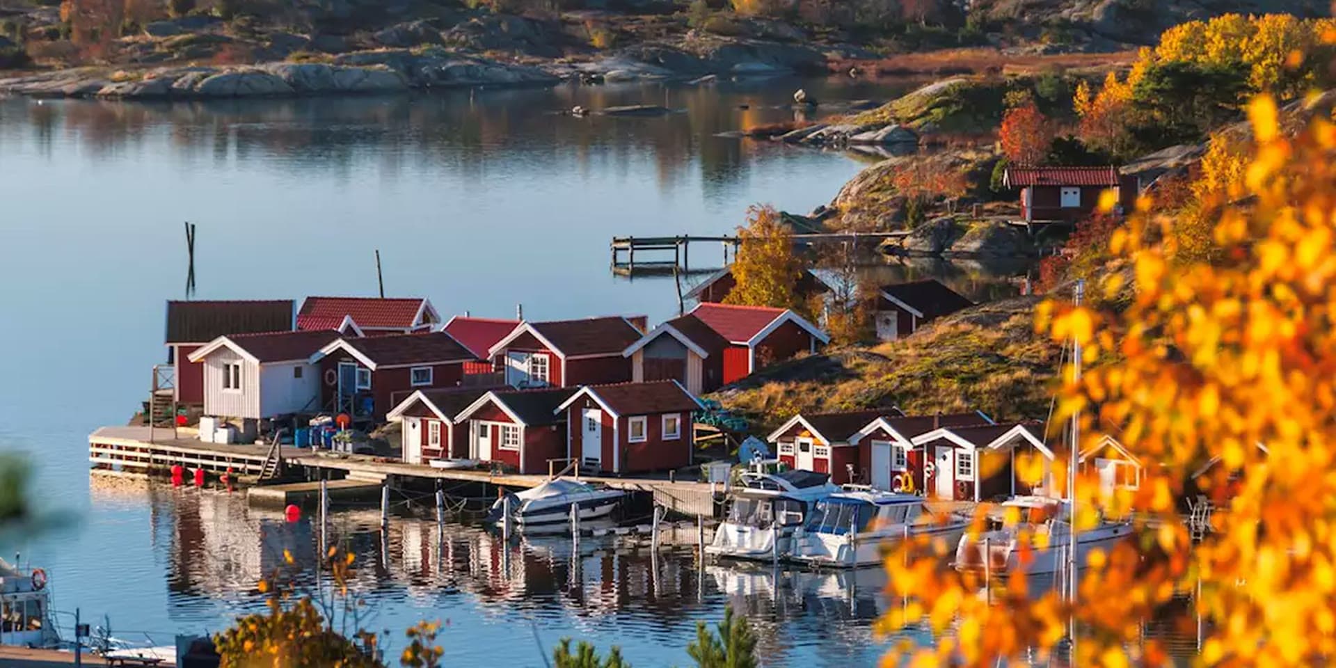 Västra Hisingen, Göteborg — röda sjöbodar och båtar i skärgården vid Torslanda. Hitta privatägda veterinärer och djurkliniker i Västra Hisingen.