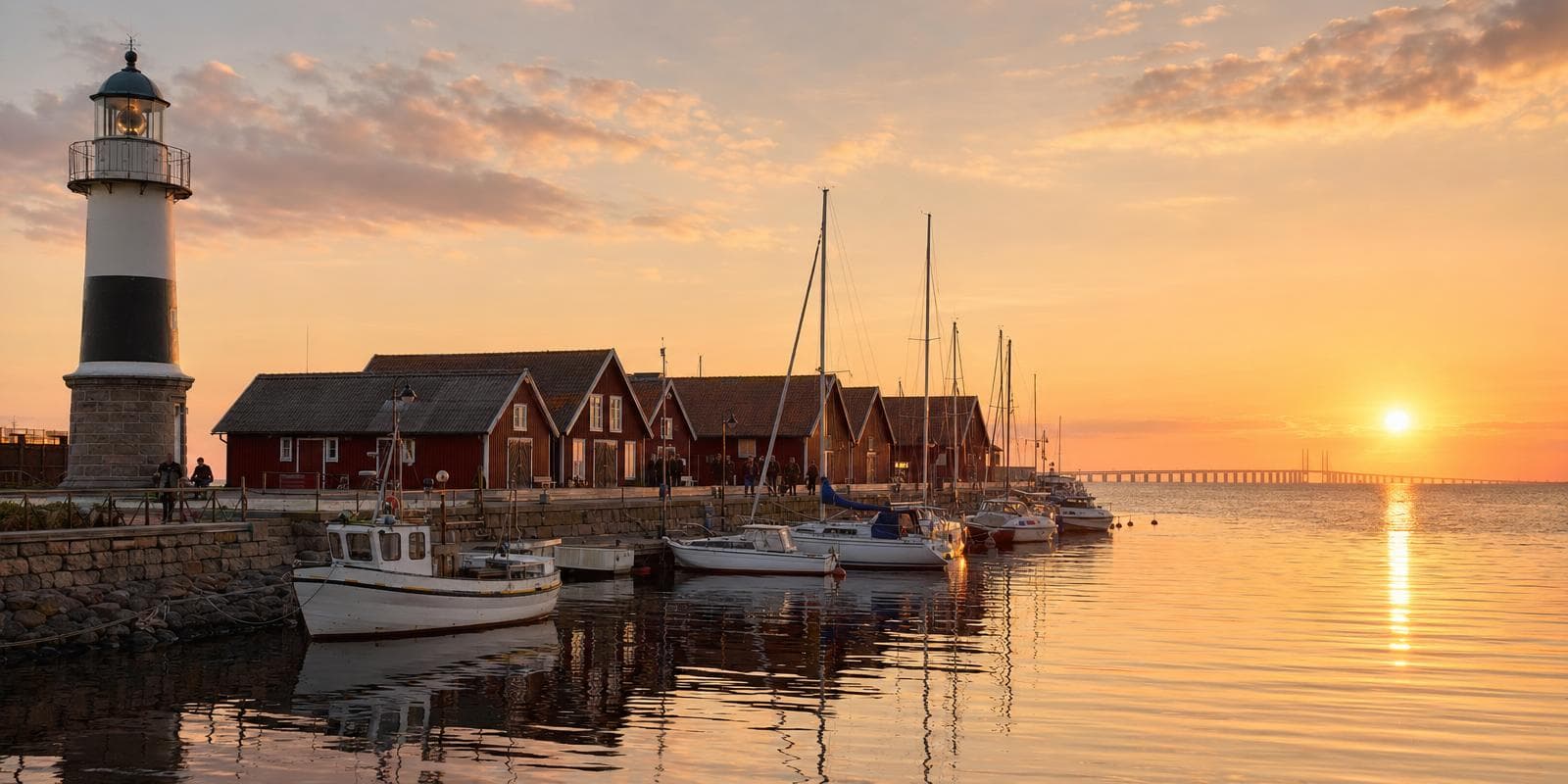 Limhamn-Bunkeflo, Malmö — Limhamns småbåtshamn med fiskebåtar och Öresundsbron i bakgrunden. Hitta privatägda veterinärer och djurkliniker i Limhamn-Bunkeflo.