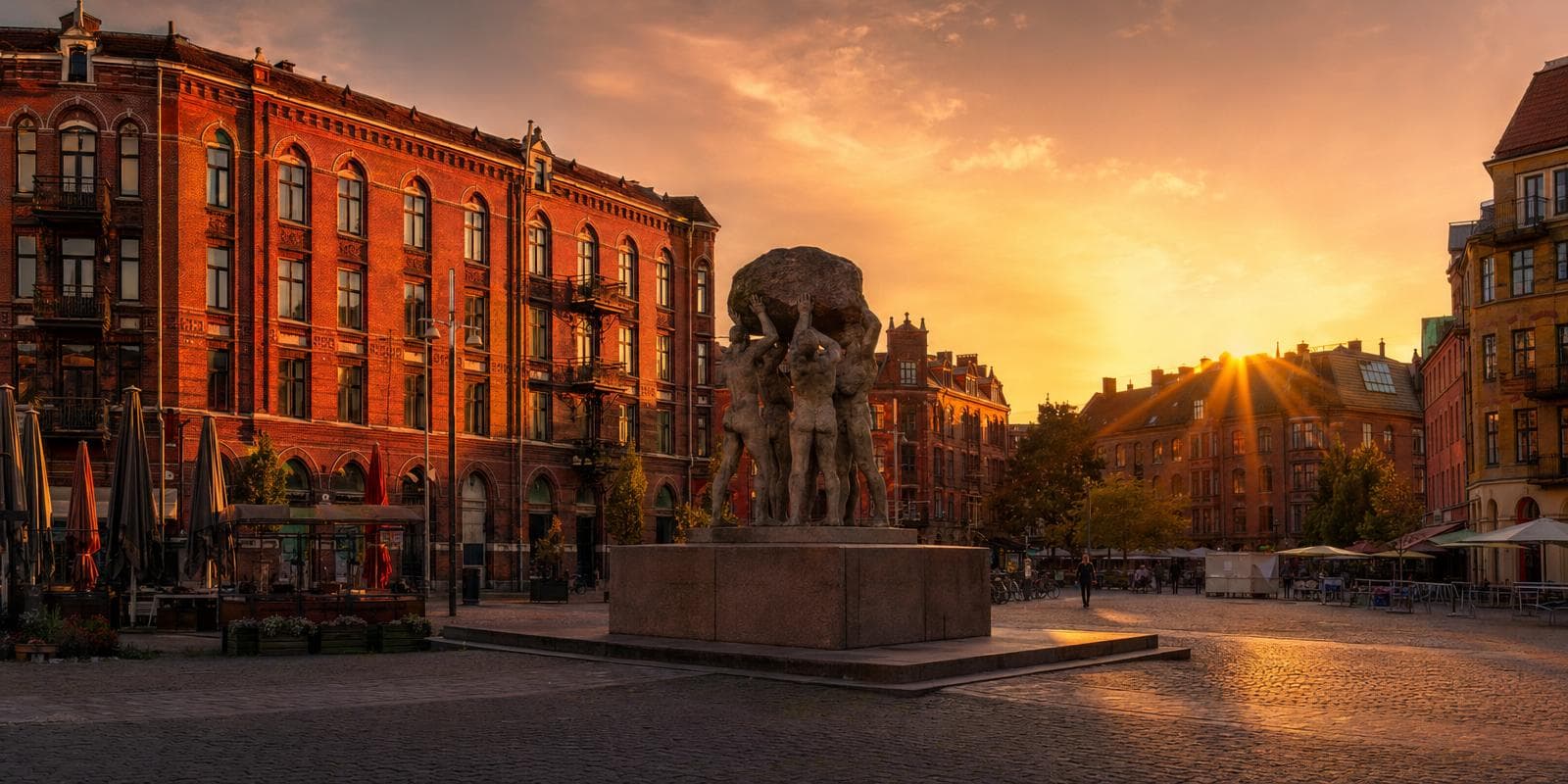 Södra Innerstaden, Malmö — Möllevångstorget med torghandel och tegelfasader. Hitta privatägda veterinärer och djurkliniker i Södra Innerstaden.