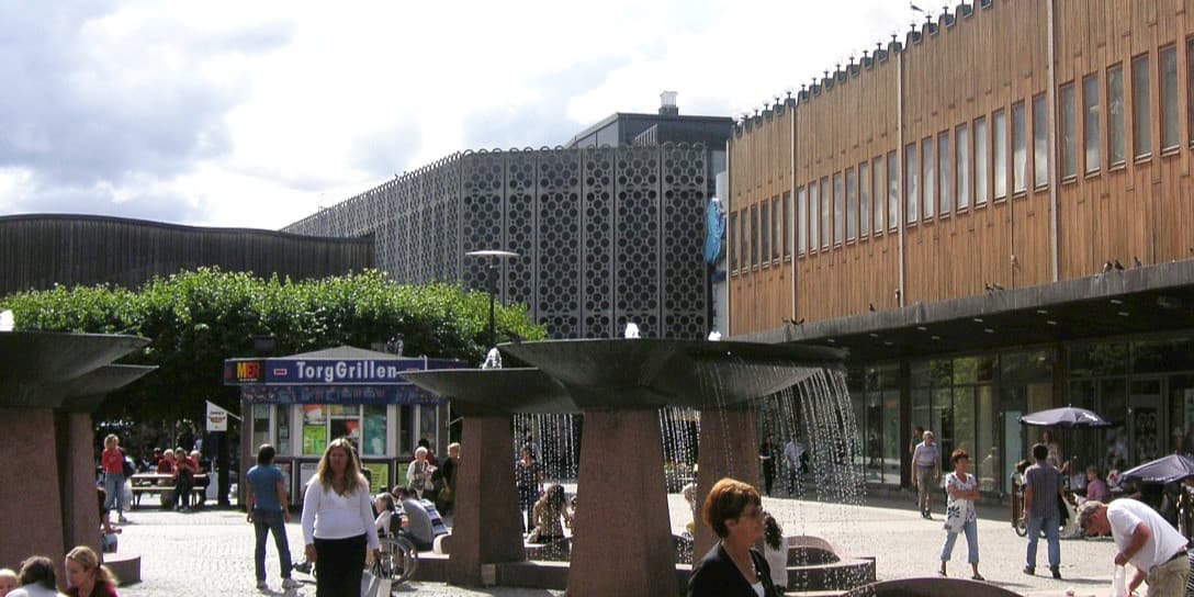 Farsta, Stockholm — Farsta torg med centrumbebyggelse. Hitta privatägda veterinärer och djurkliniker i Farsta.