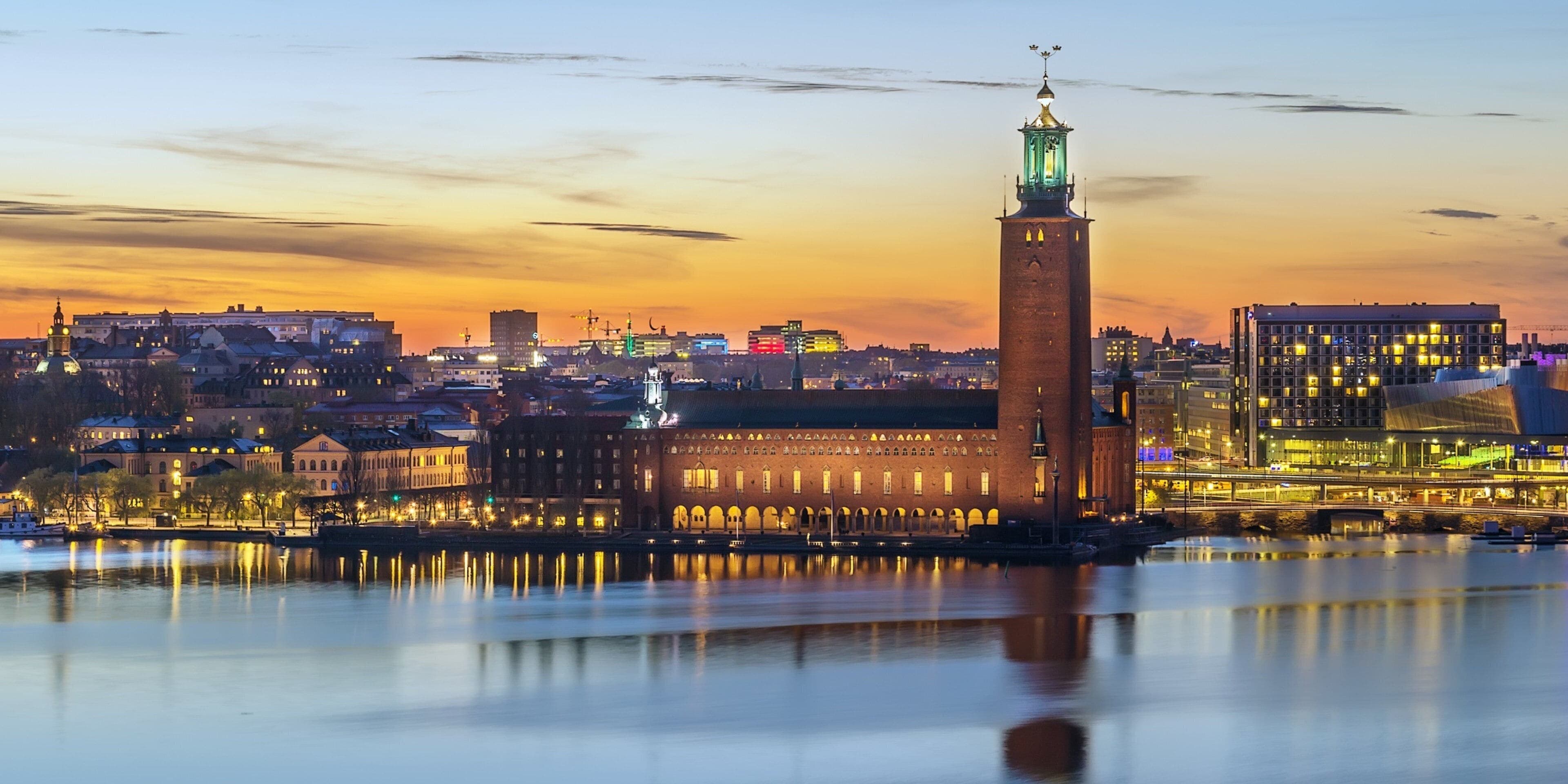 Kungsholmen, Stockholm — Stadshuset och Riddarfjärden från Kungsholmens strand. Hitta privatägda veterinärer och djurkliniker i Kungsholmen.