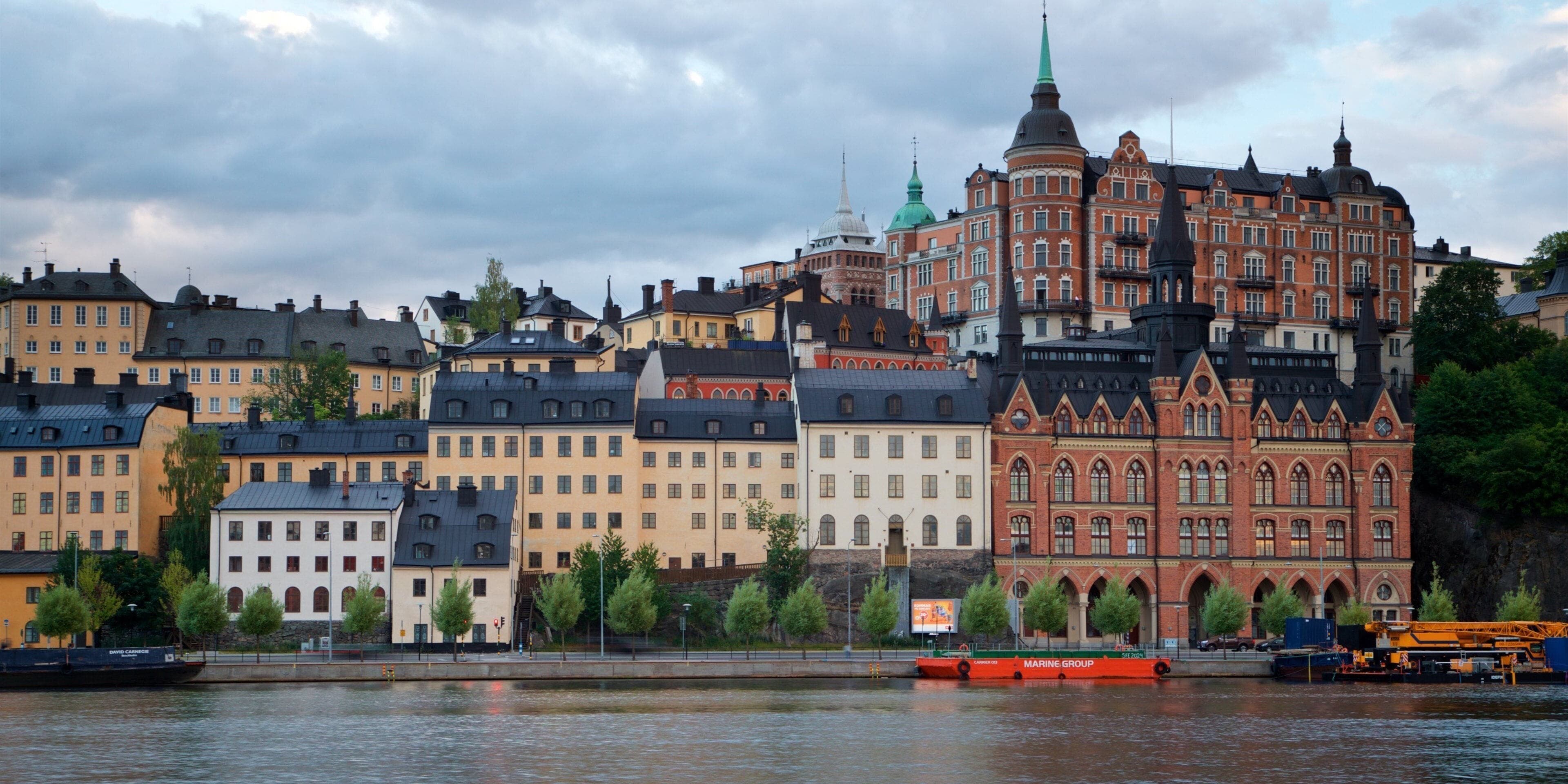 Södermalm, Stockholm — färgglada kvarter vid Monteliusvägen med utsikt över Riddarfjärden. Hitta privatägda veterinärer och djurkliniker i Södermalm.