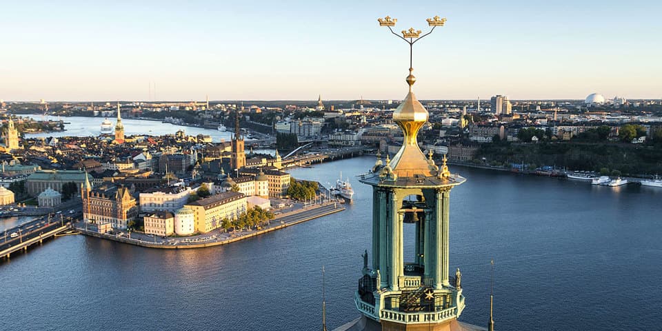 Stockholm stad från ovan — vyer över innerstaden, Södermalm och Saltsjön